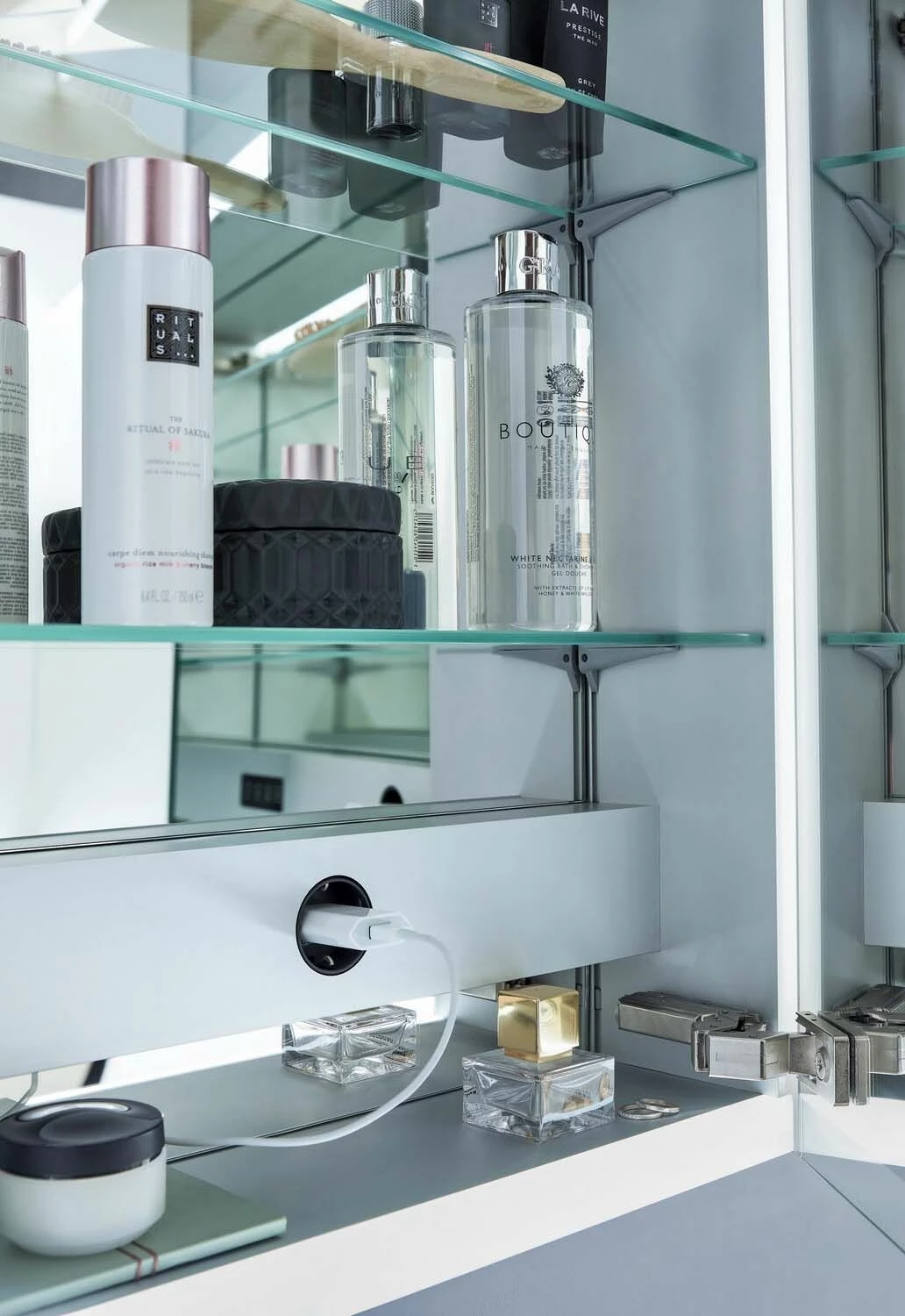 Emco Asis Evo Armoire De Toilette éclairée En Saillie 939708106 1200x700mm, 2 Portes, Sans Système D'éclairage, Sans Chauffage De Miroir 9 Emco Asis Evo Armoire De Toilette éclairée En Saillie 939708106 1200x700mm, 2 Portes, Sans Système D'éclairage, Sans Chauffage De Miroir – Image 7