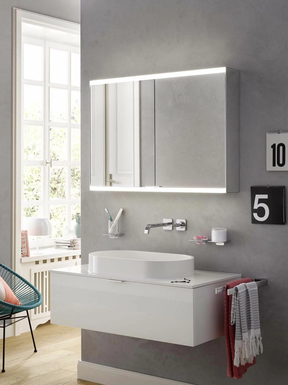 Emco Asis Prime 2 Monté En Surface Illuminée Armoire De Toilette 949706148 1600x700mm, Avec Le Paquet De Lumière, 3 Portes, Blanc Arrière Blanc 4 Emco Asis Prime 2 Monté En Surface Illuminée Armoire De Toilette 949706148 1600x700mm, Avec Le Paquet De Lumière, 3 Portes, Blanc Arrière Blanc – Image 2