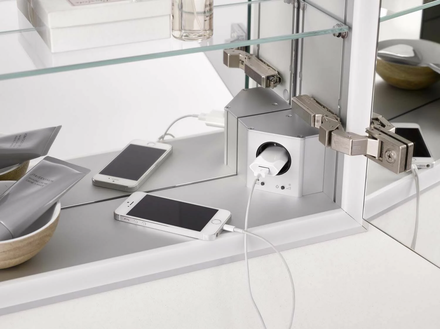 Emco Asis Prime Armoire De Toilette éclairée Encastrée 949705195 1300x730mm, 2 Portes, Paroi Arrière Blanc 9 Emco Asis Prime Armoire De Toilette éclairée Encastrée 949705195 1300x730mm, 2 Portes, Paroi Arrière Blanc – Image 7