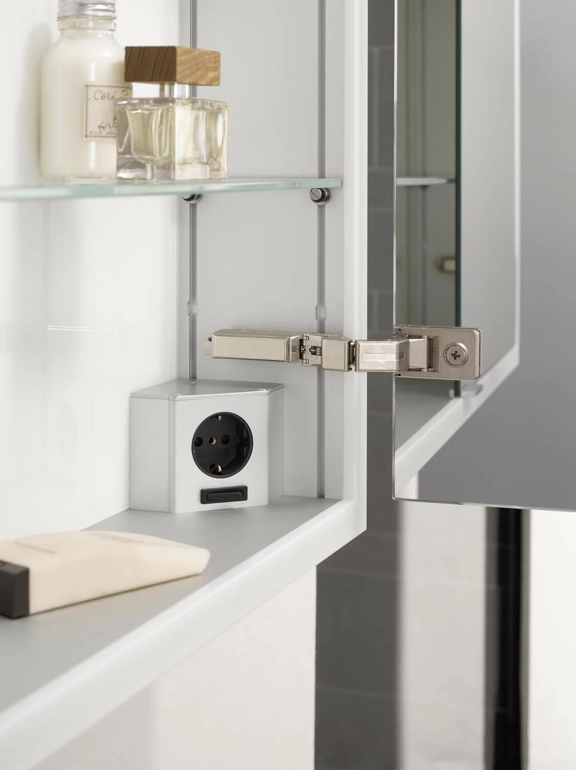 Emco Asis Prime Armoire De Toilette éclairée Encastrée 949705195 1300x730mm, 2 Portes, Paroi Arrière Blanc 10 Emco Asis Prime Armoire De Toilette éclairée Encastrée 949705195 1300x730mm, 2 Portes, Paroi Arrière Blanc – Image 8