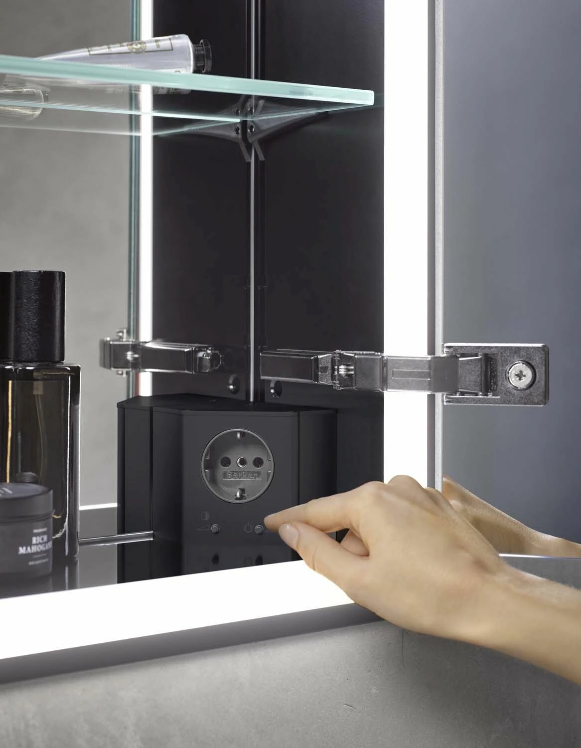 Emco Asis Prime Armoire De Toilette éclairée Encastrée 949705195 1300x730mm, 2 Portes, Paroi Arrière Blanc 11 Emco Asis Prime Armoire De Toilette éclairée Encastrée 949705195 1300x730mm, 2 Portes, Paroi Arrière Blanc – Image 9