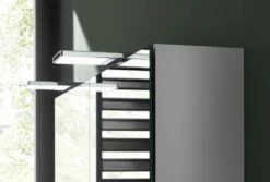 Emco Pure 2 Style Armoire à Miroir éclairée En Saillie 979705307 1600x721mm, Avec éclairage Supérieur à LED, 3 Portes, Aluminium -Fournitures De Salle De Bain Soldes Emco pure 2 style armoire a miroir eclairee en saillie 979705307 1600x721mm avec eclairage superieur a LED 3 portes aluminium 2