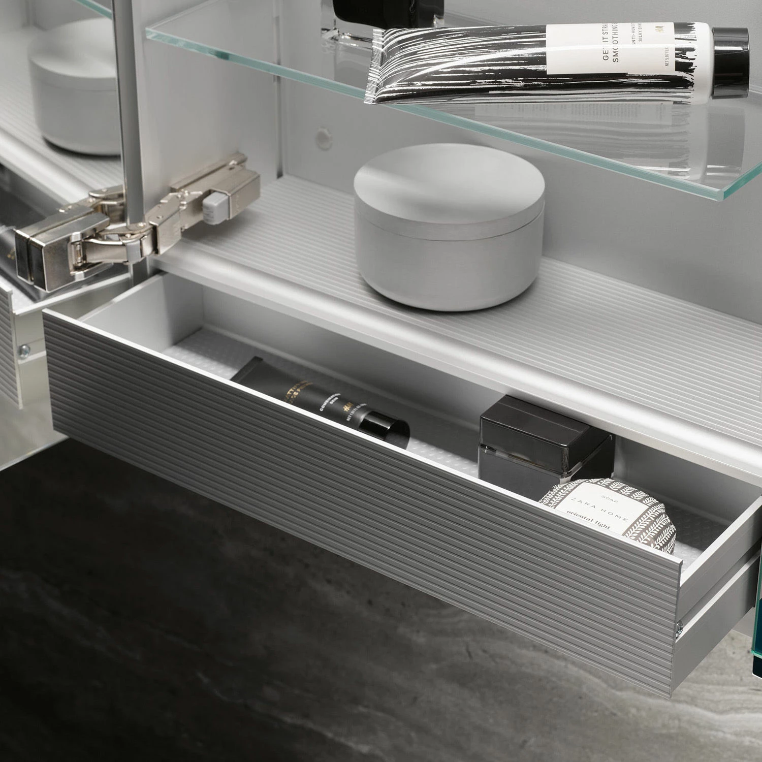 Keuco Royal L1 Armoire De Toilette 13605171302 Teinté Argent-anodisé, 1200x742x150mm 9 Keuco Royal L1 Armoire De Toilette 13605171302 Teinté Argent-anodisé, 1200x742x150mm – Image 7